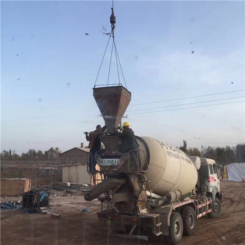 老城区“精准瞄准”—— 吊车的 “定位导航” 技术