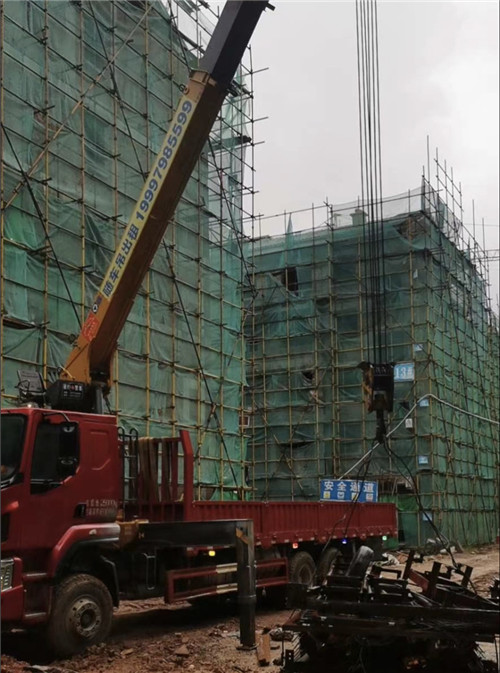 老城区“慢工细活”—— 吊车的 “微动控制” 技术