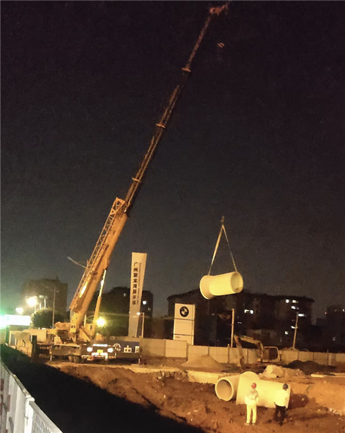 老城区“弯臂矫正”—— 吊车的 “形变补偿” 技术