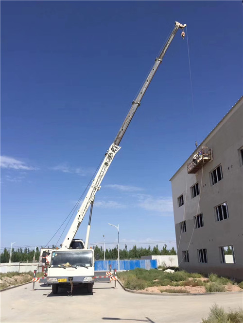 老城区“轻装强干”—— 吊车的 “轻量化臂架” 技术