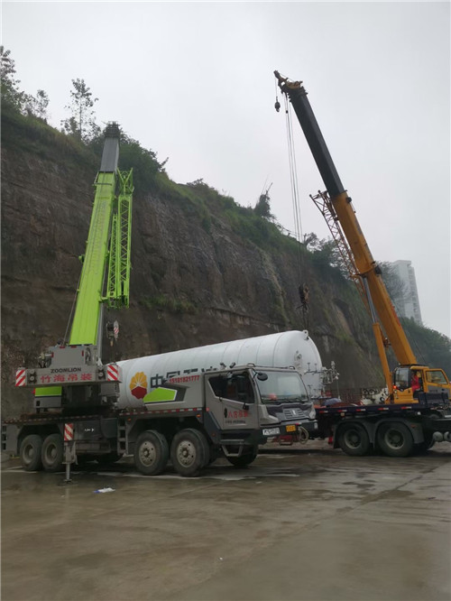 老城区“不怕风雨冻”—— 吊车的 “恶劣环境适应” 技术