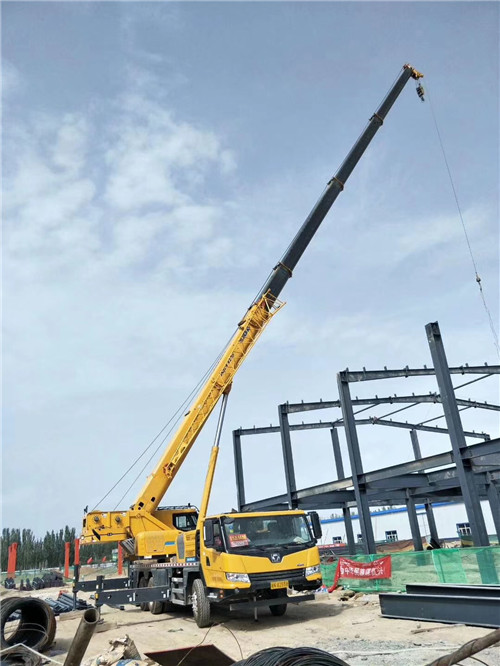 老城区超高层建筑钢结构吊装案例
